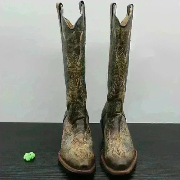 Circle G Women’s Black Distressed Leather Boots - Picture 4 of 11